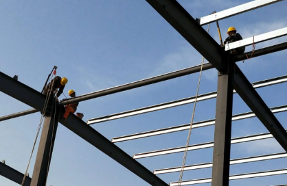 工人安裝廠房檁條時需要采取哪些防墜落措施