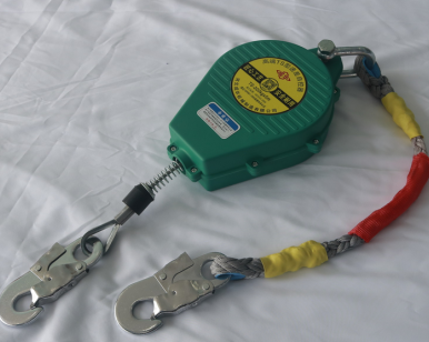 15米自控防墜器保障光伏施工人員人身安全